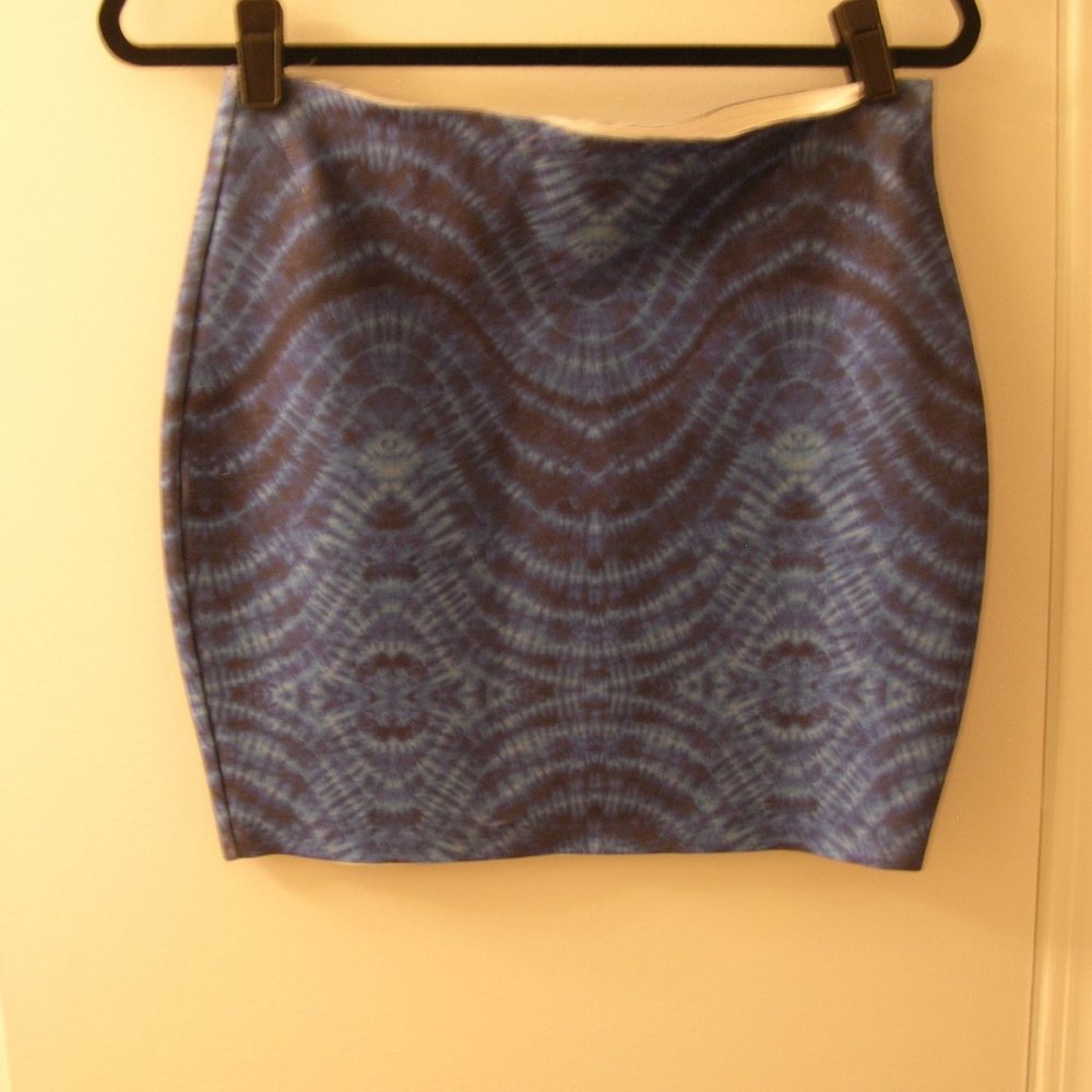 2B bebe electric blue black shiny abstract swirl stretchy miniskirt NWT Medium